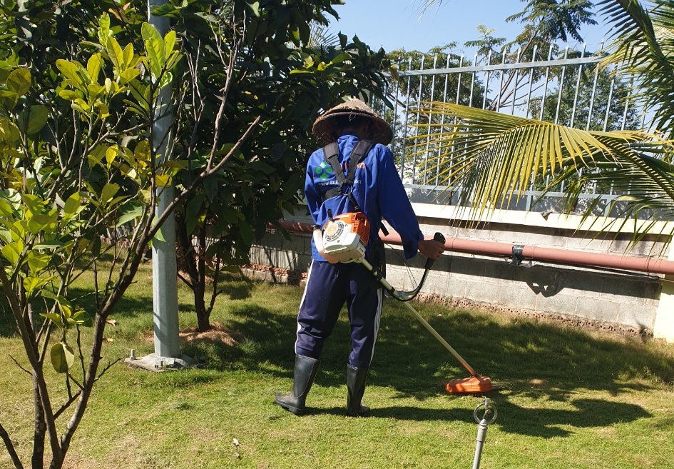 Đội ngũ An Khang thực hiện dịch vụ cắt cỏ tại khu công nghiệp Vsip