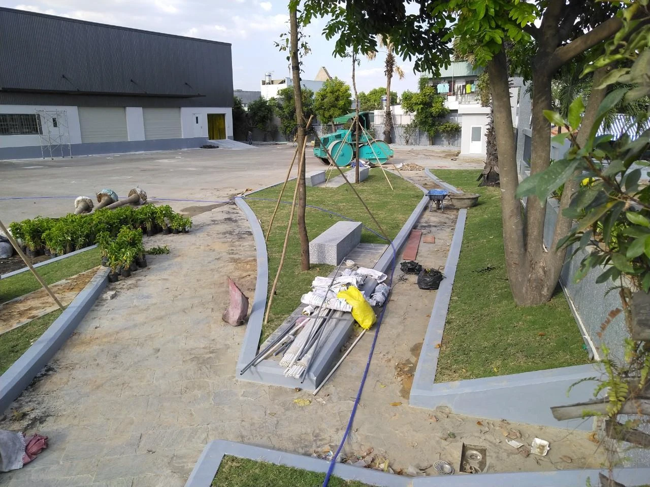 Cây công trình được định vị, chống giữ và kết hợp với các mảng cỏ trong khuôn viên. Cây công trình được định vị, chống giữ và kết hợp với các mảng cỏ trong khuôn viên.